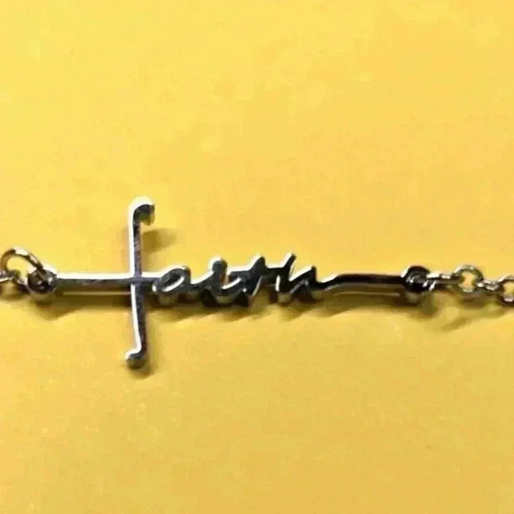 Spiritual dainty chain bracelet Silvertone Faith Cross lightweight EUC - Picture 4 of 4